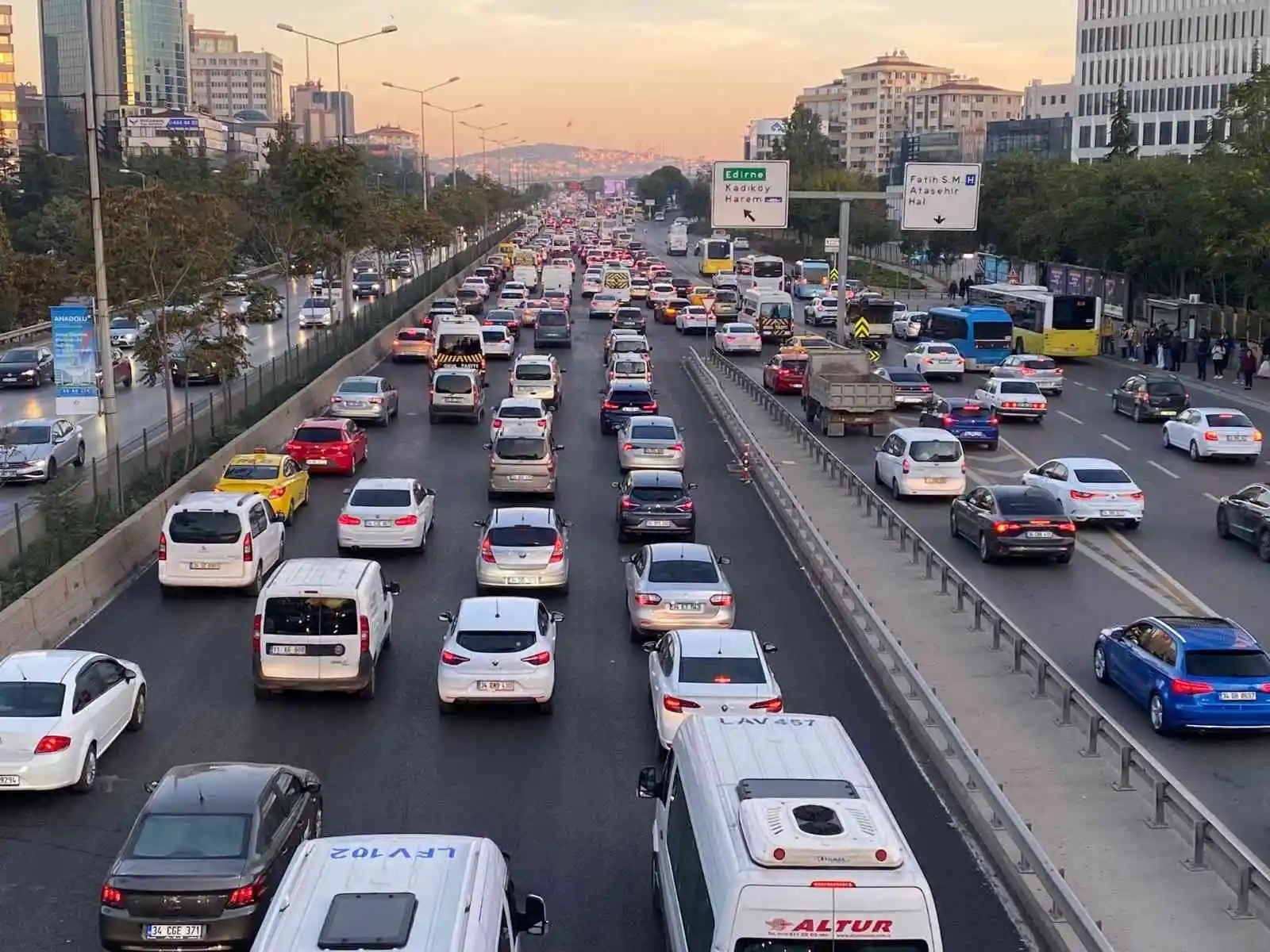 İstanbul’da haftanın ilk günü trafik yoğunluğu yüzde 51’e ulaştı
