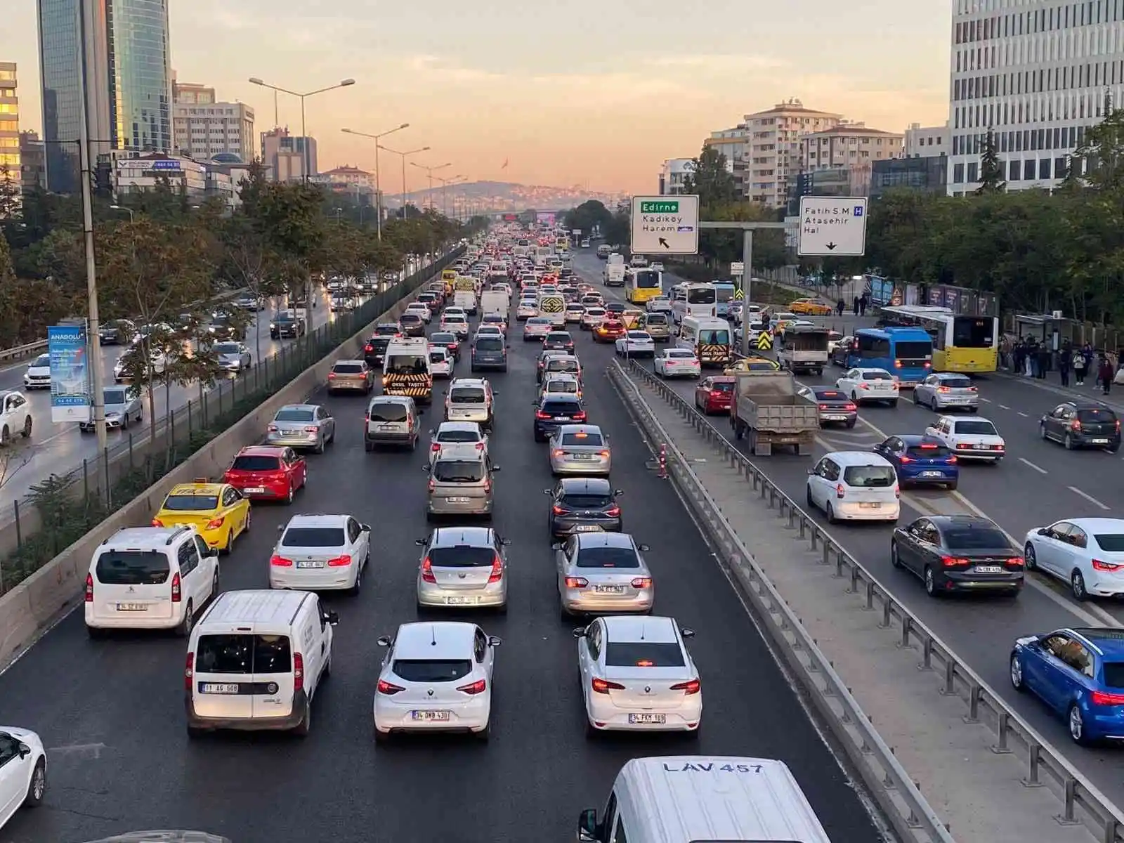 İstanbul’da haftanın ilk günü trafik yoğunluğu yüzde 51’e ulaştı
