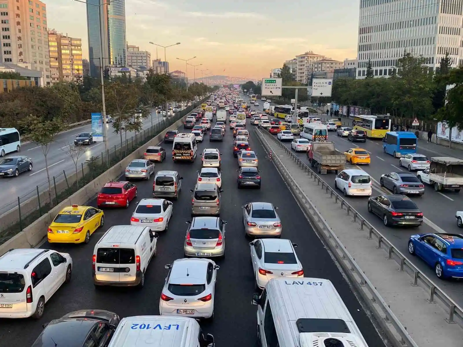 İstanbul’da haftanın ilk günü trafik yoğunluğu yüzde 51’e ulaştı
