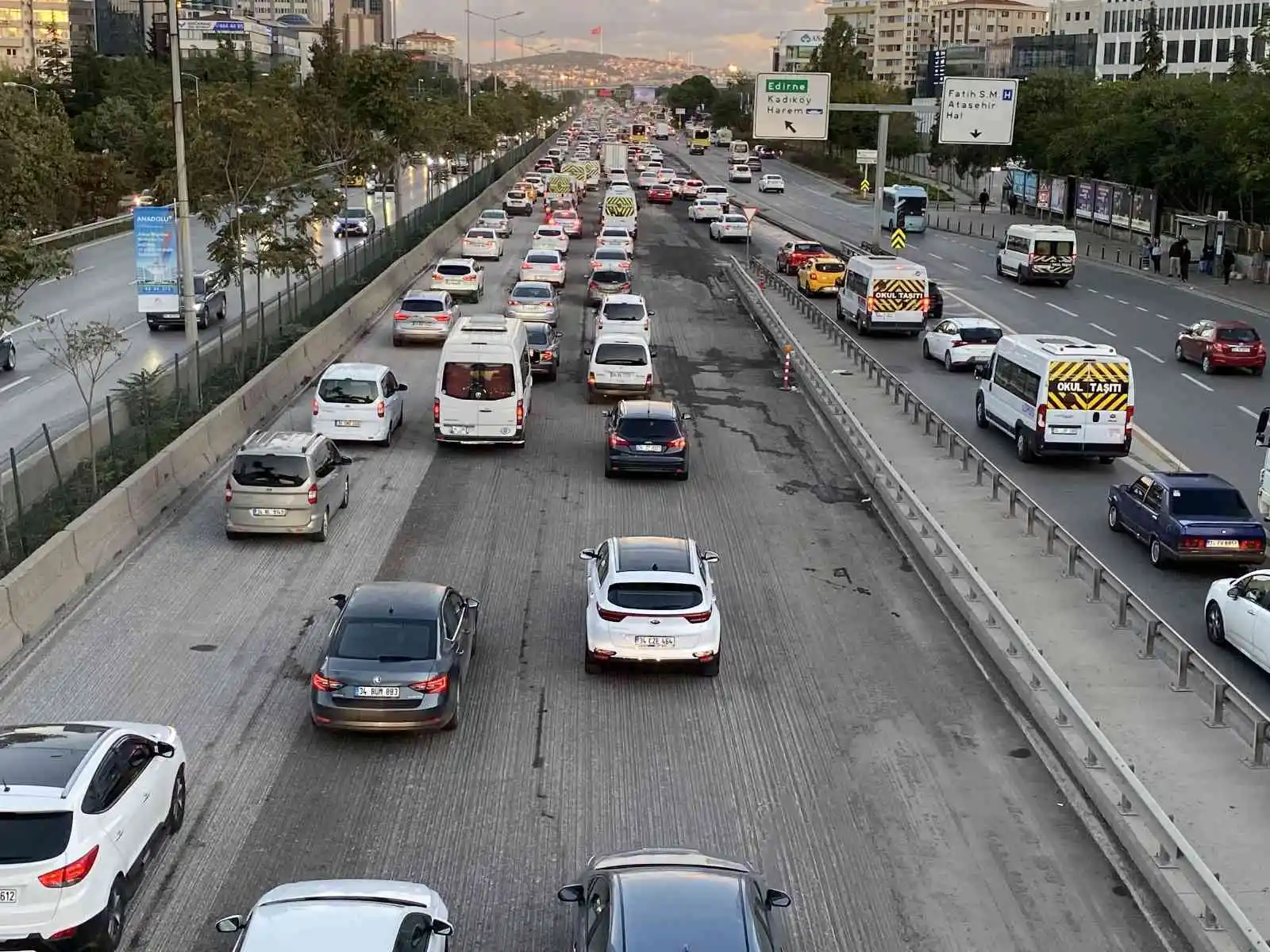 İstanbul'da haftanın son iş gününde trafik yoğunluğu oluştu