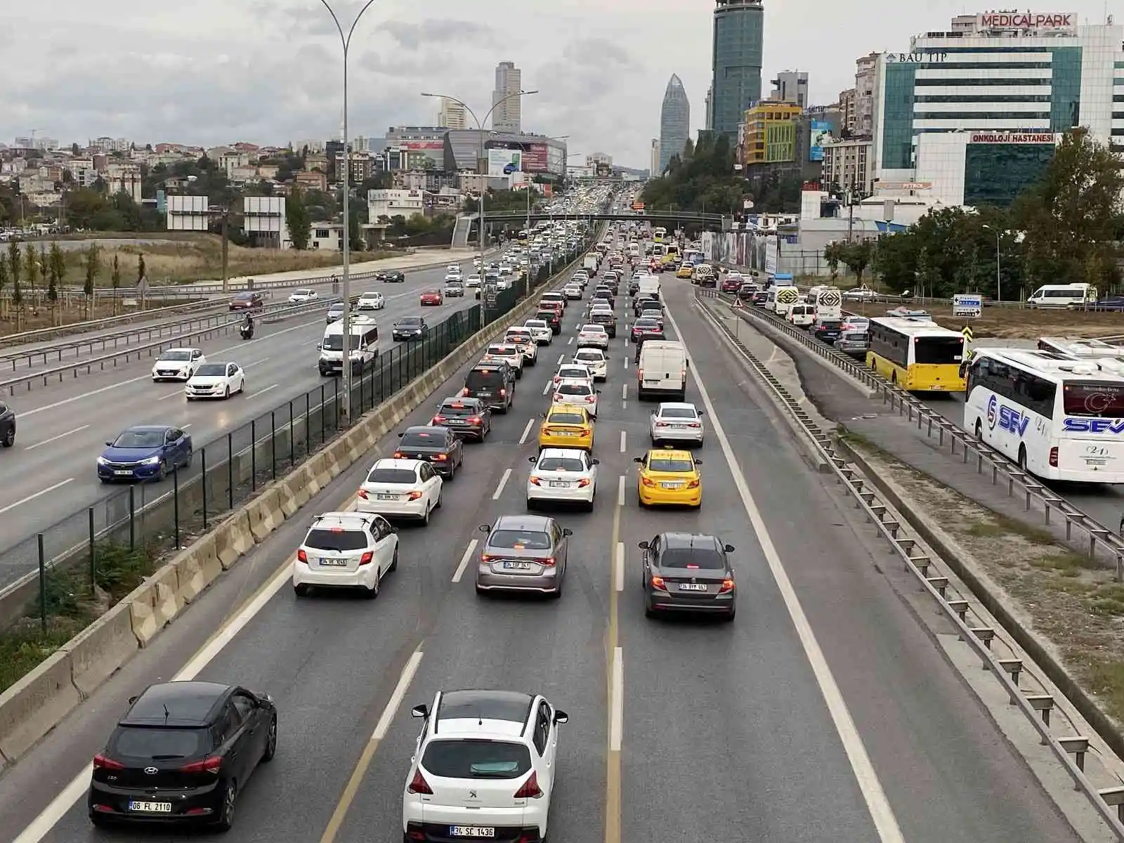 İstanbul'da haftanın son iş gününde trafik yoğunluğu