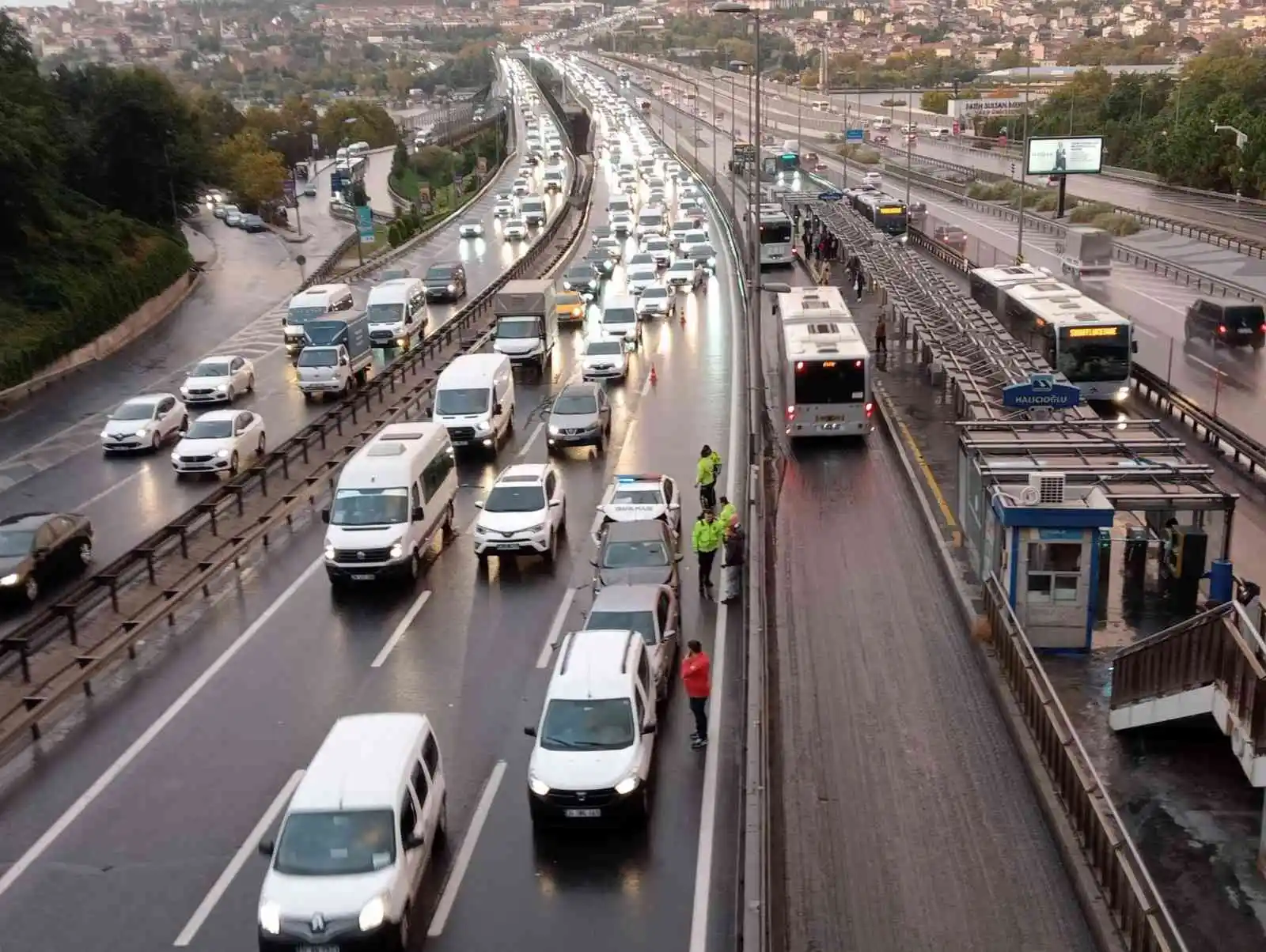 İstanbul'da sağanak yağış yoğun trafiğe sebep olurken yağışla beraber ortaya çıkan gökkuşağı kartpostallık manzara oluşturdu

