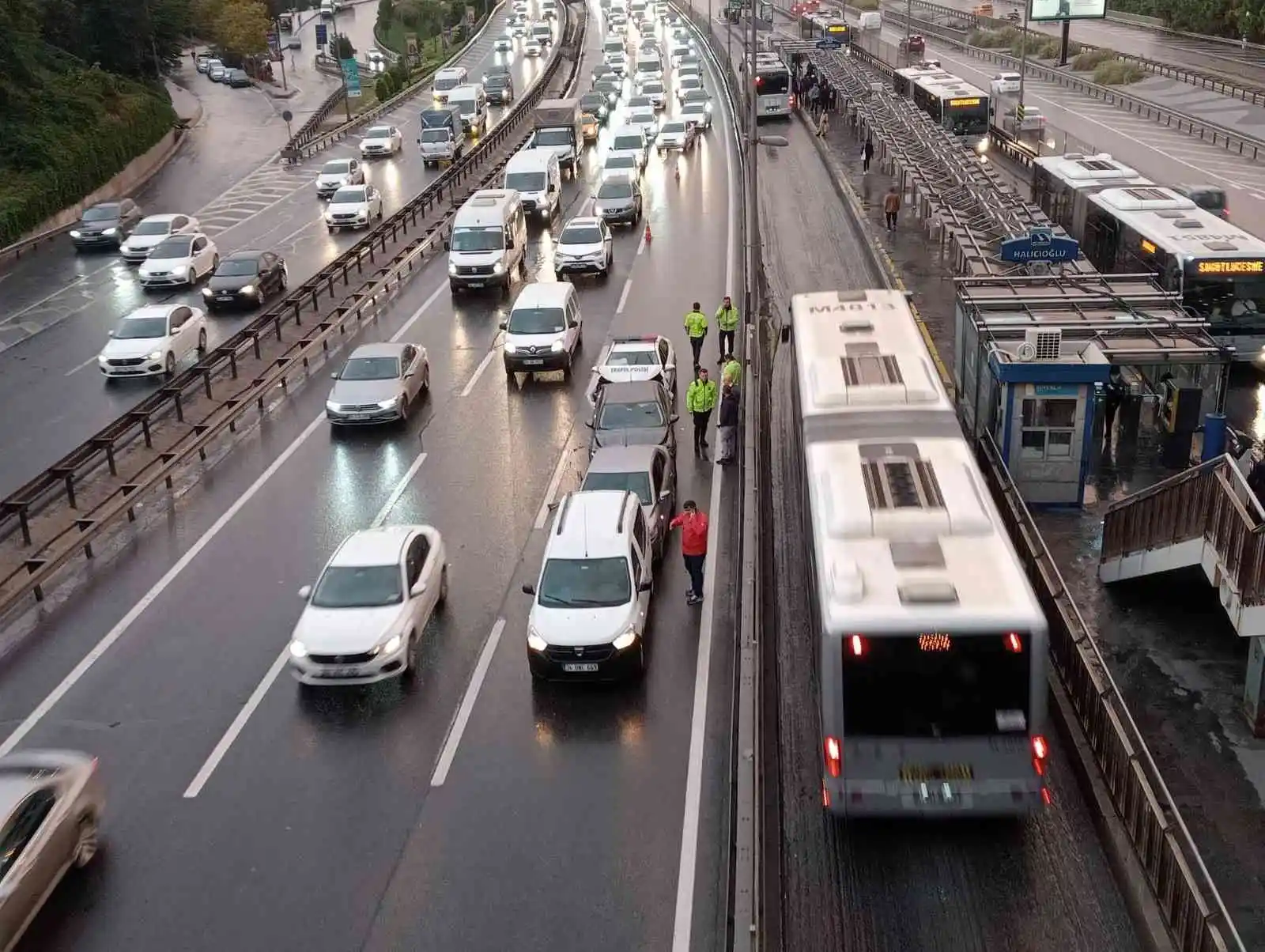 İstanbul’da sağanak yağış yoğun trafiğe sebep olurken yağışla beraber ortaya çıkan gökkuşağı kartpostallık manzara oluşturdu
