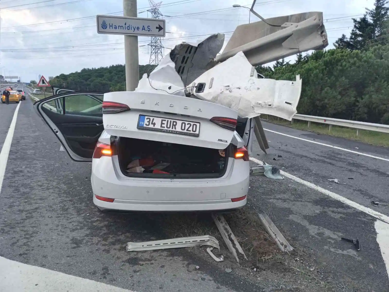 İstanbul Havalimanı yolunda hostesleri taşıyan araç bariyerlere ok gibi saplandı