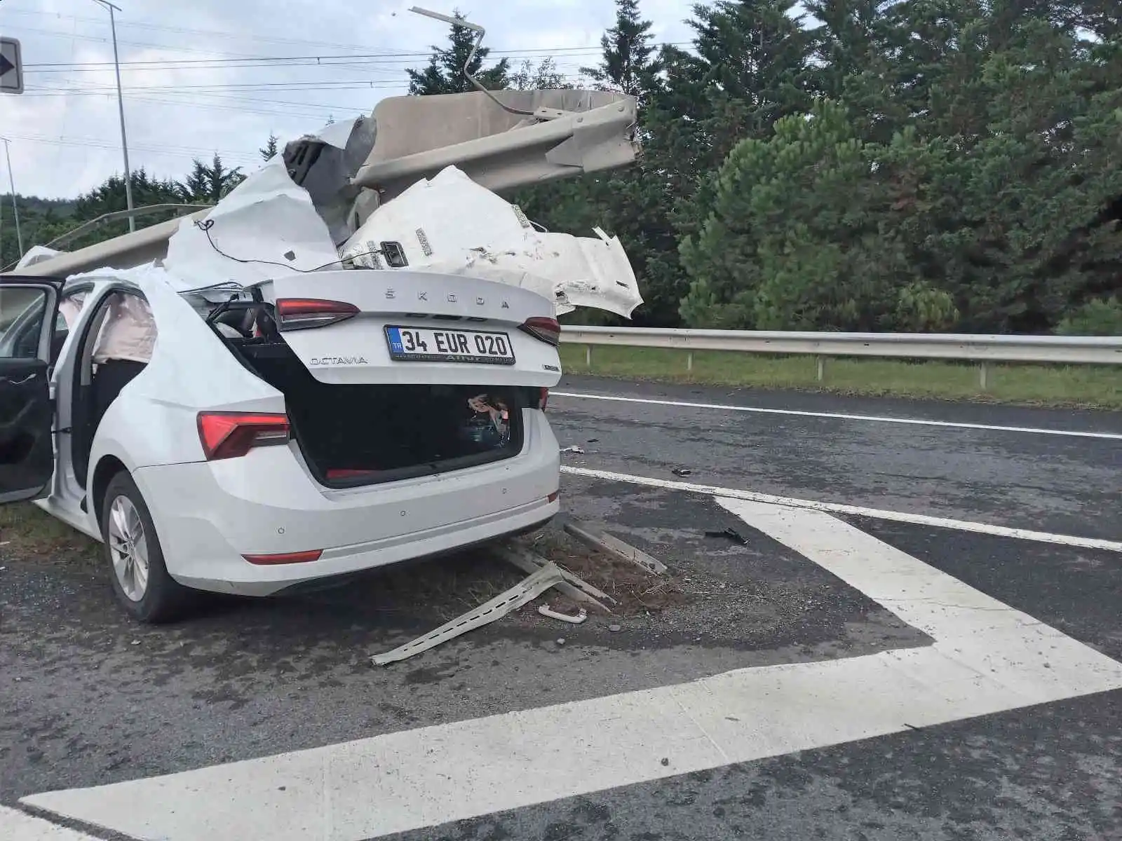 İstanbul Havalimanı yolunda hostesleri taşıyan araç bariyerlere ok gibi saplandı
