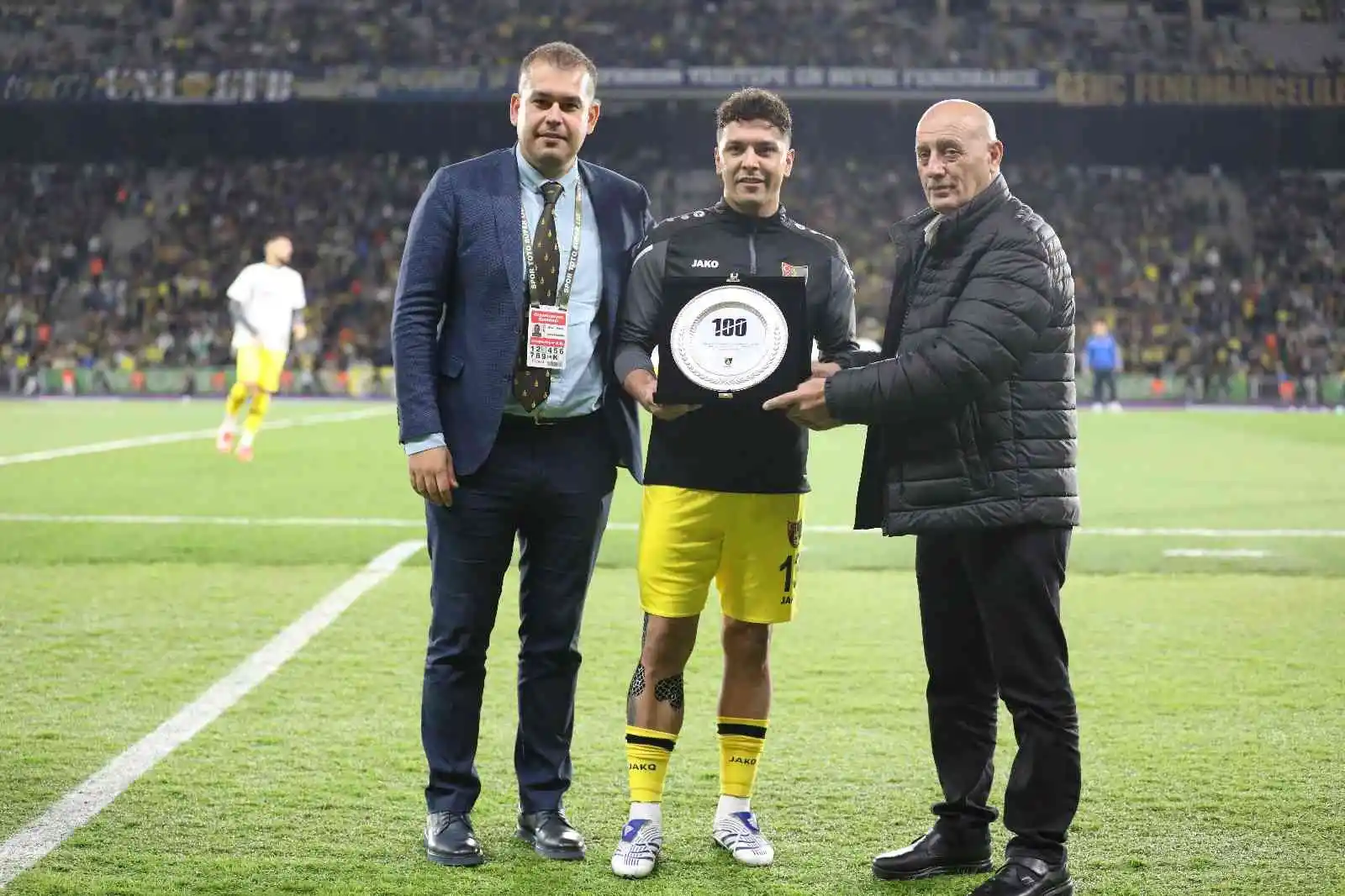 İstanbulspor ile 100. maçına çıkan Oğuzhan Berber’e plaket verildi