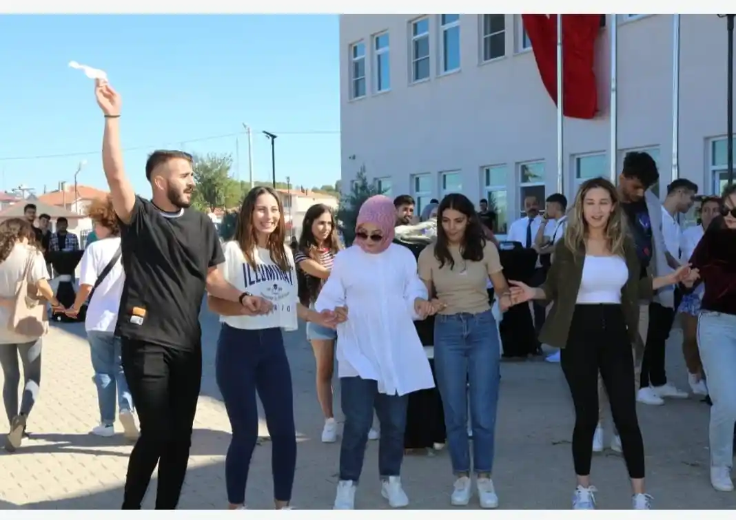 İvrindi MYO’ya kayıt olan öğrenciler köfte ile karşılandı
