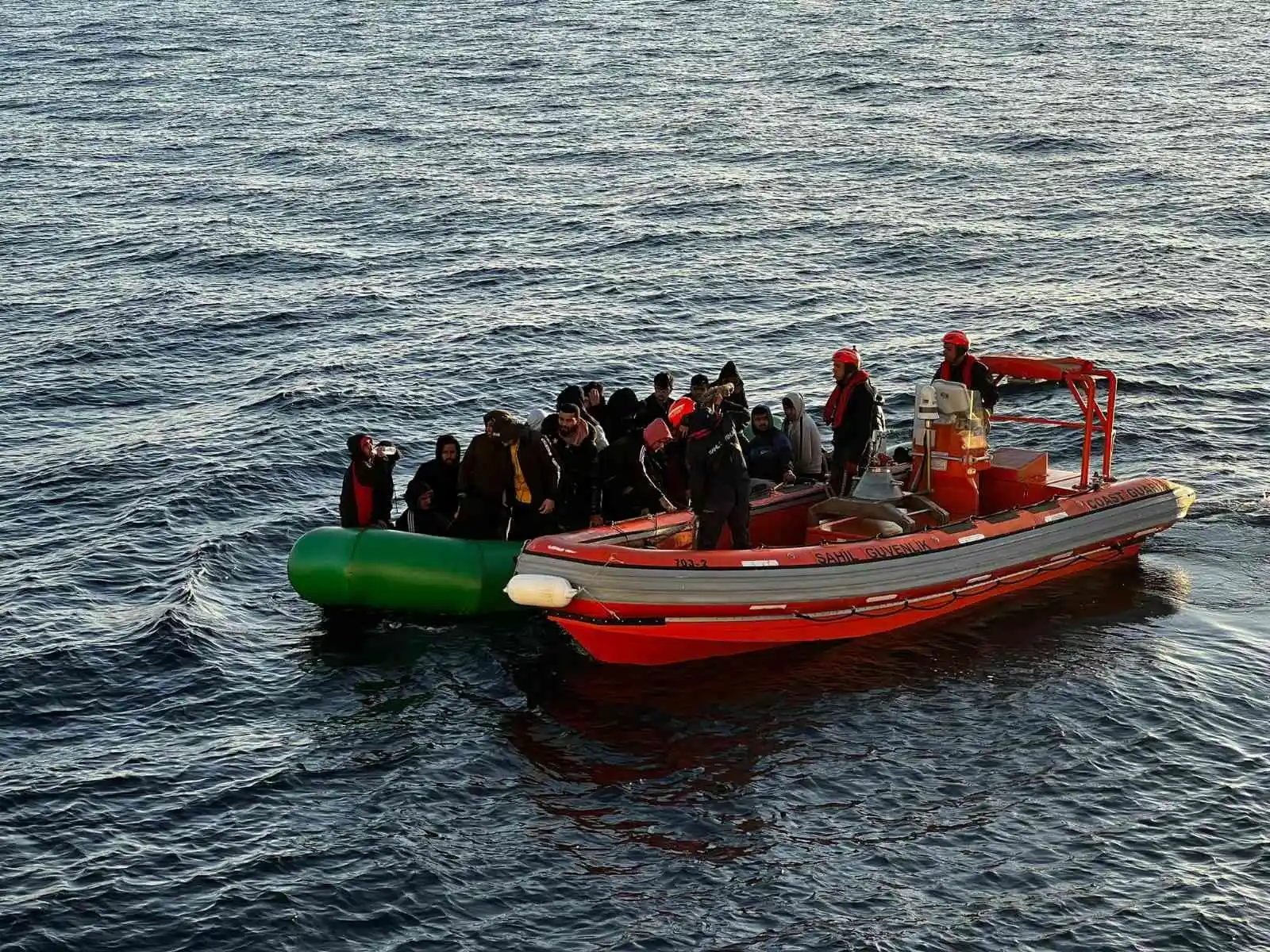 İzmir açıklarında 30 düzensiz göçmen kurtarıldı, 28 göçmen yakalandı
