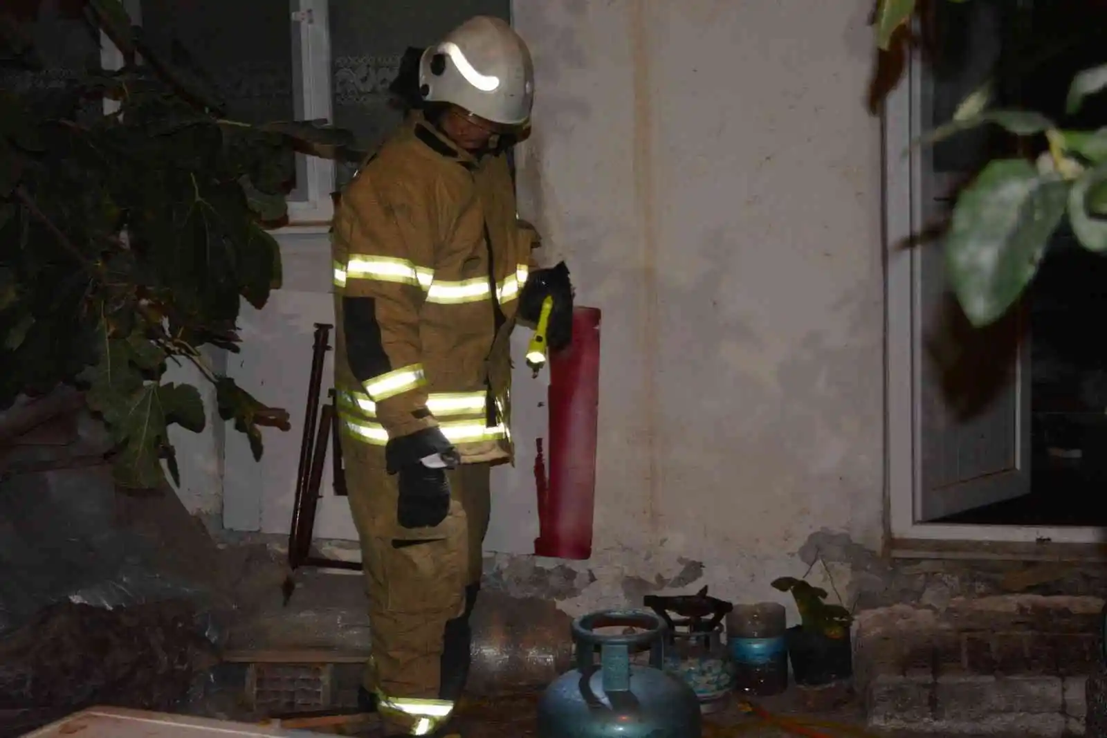 İzmir'de 2 katlı binada patlama: 1'i çocuk 3 yaralı