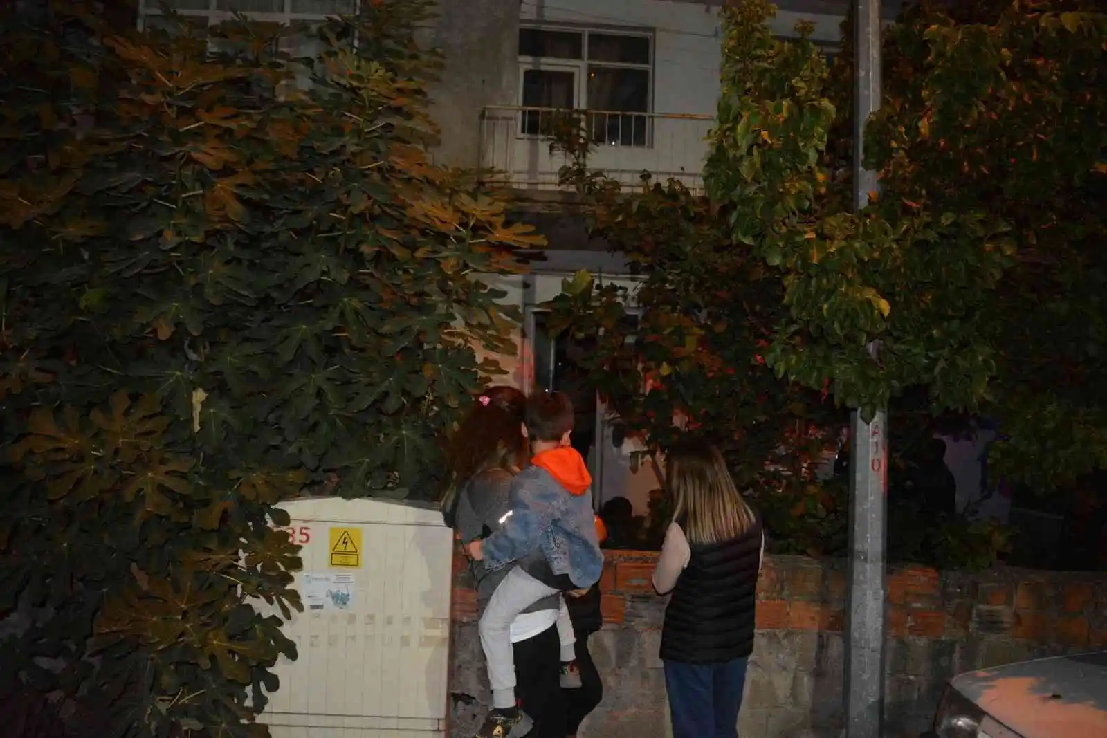 İzmir’de 2 katlı binada patlama: 1’i çocuk 3 yaralı