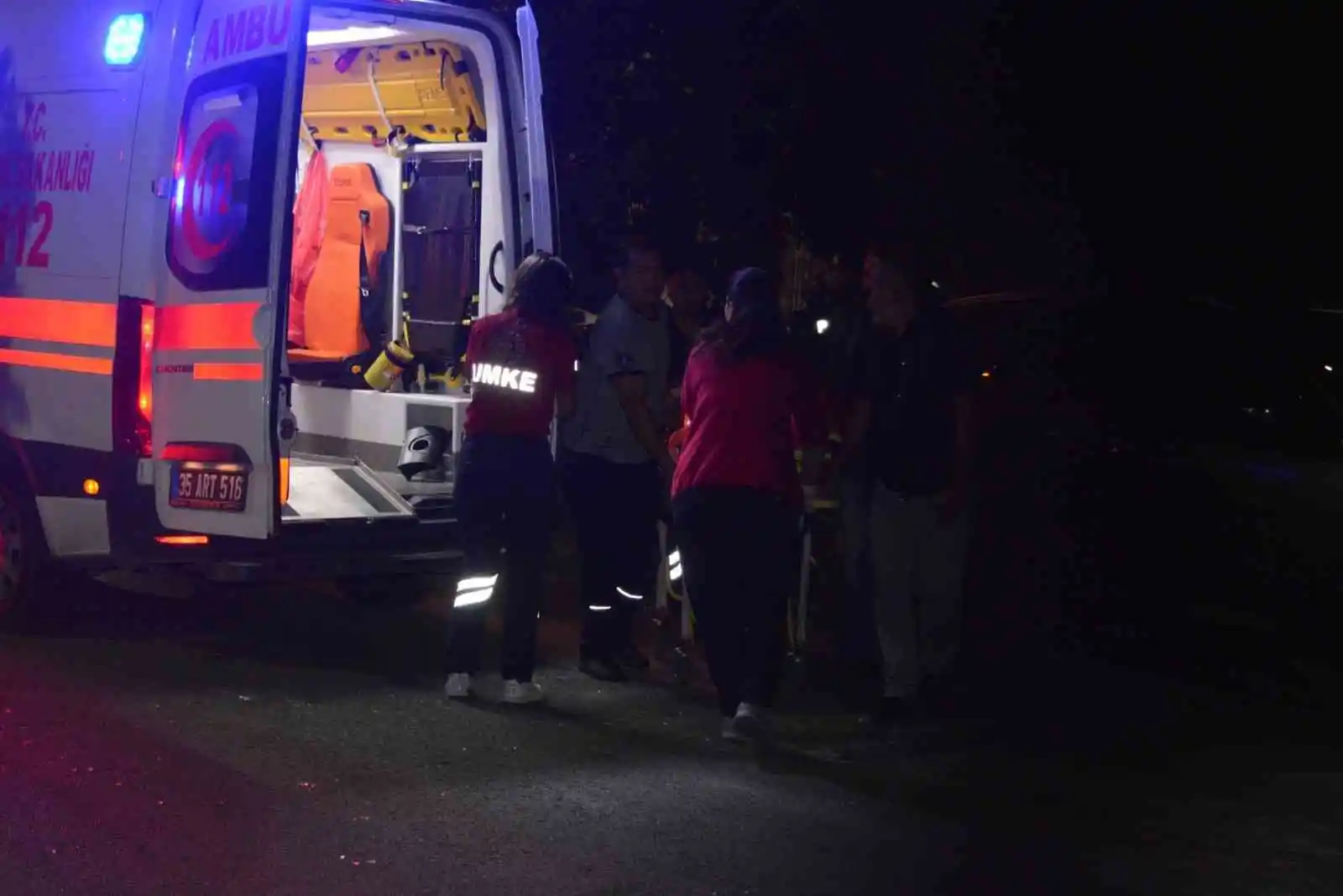 İzmir’de 2 katlı binada patlama: 1’i çocuk 3 yaralı