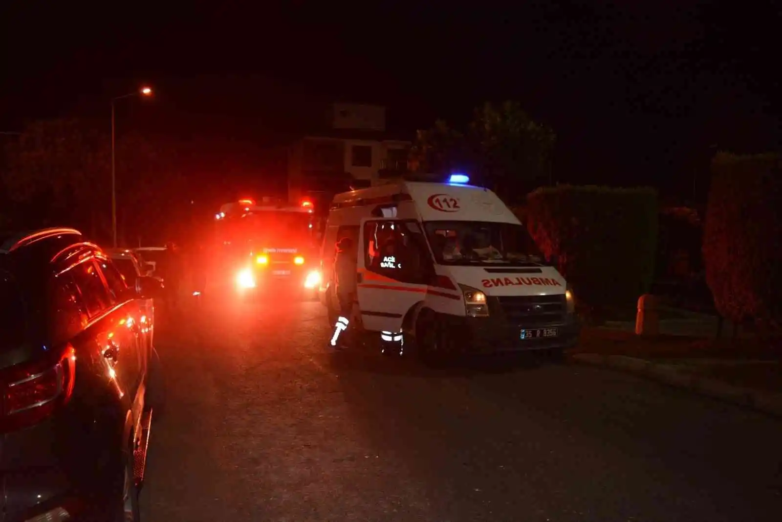 İzmir’de 2 katlı binada patlama: 1’i çocuk 3 yaralı