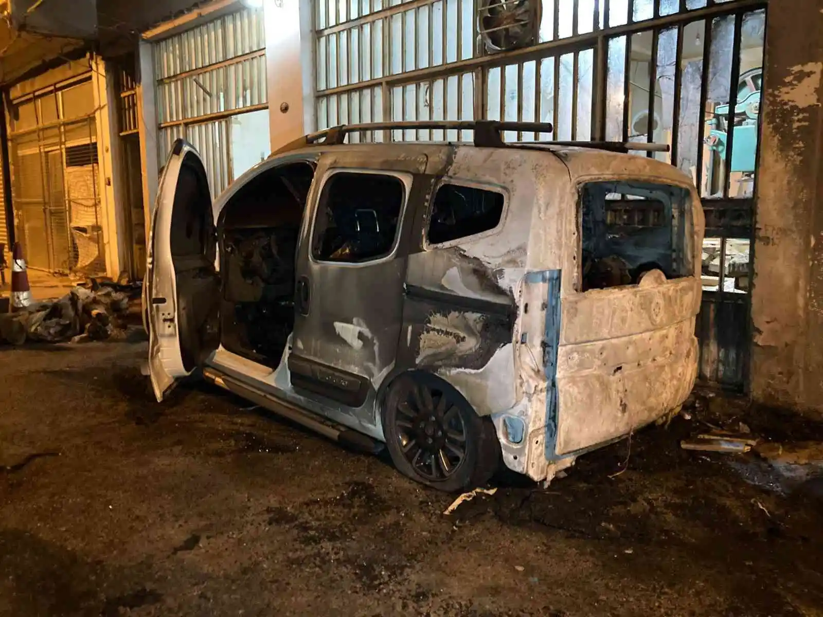 İzmir'de araç ve iş yerini kundaklayan şüpheli yakalandı