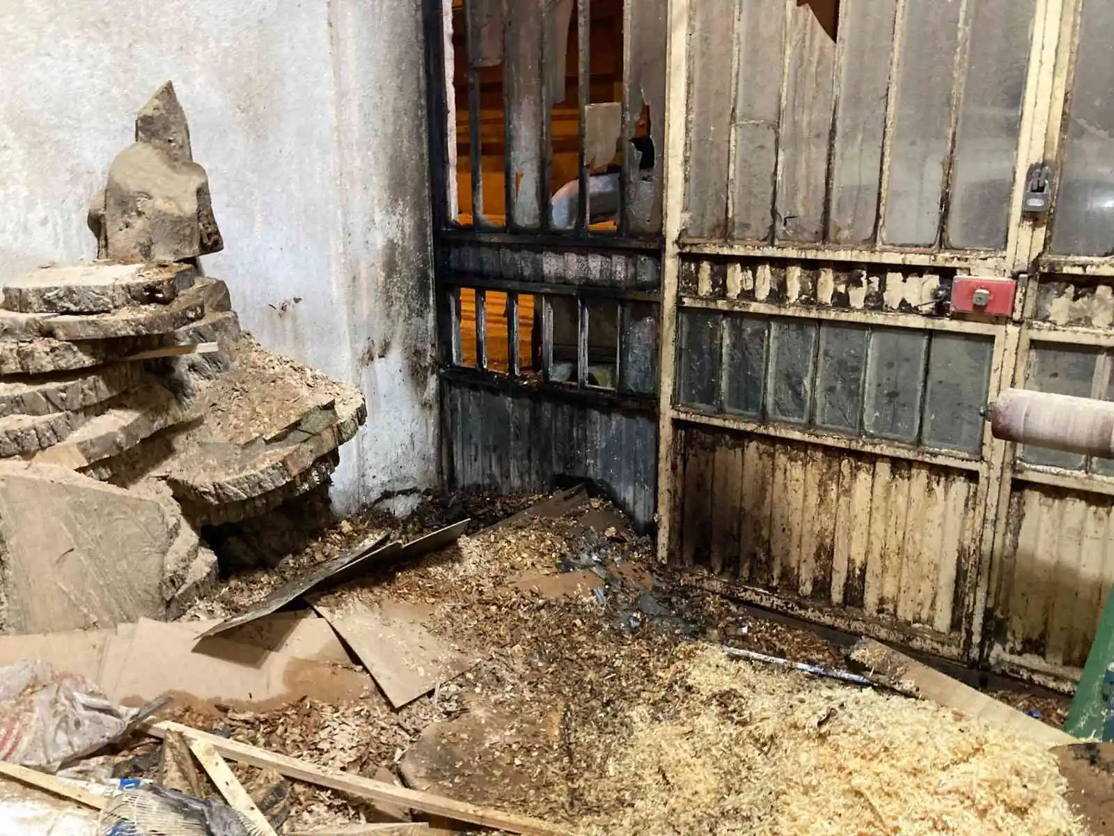 İzmir’de araç ve iş yerini kundaklayan şüpheli yakalandı