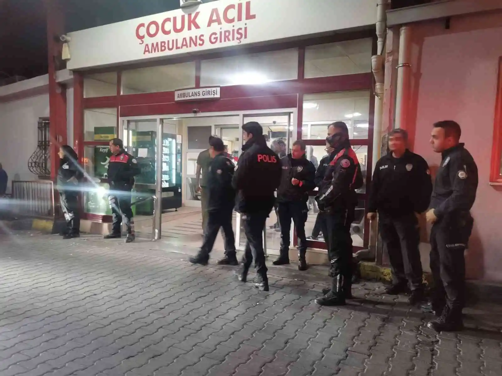 İzmir'de bıçaklanan 14 yaşındaki çocuk hayatını kaybetti
