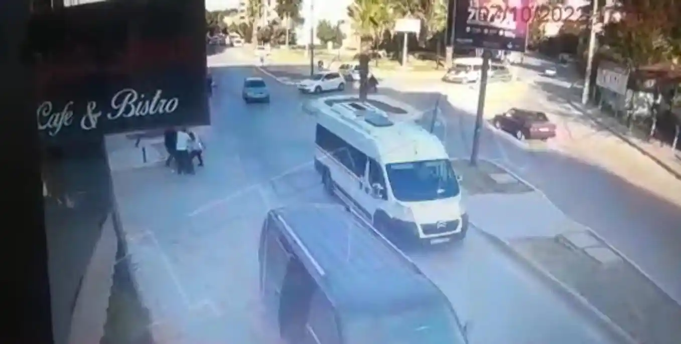 İzmir'de doktorun 3 zanlı tarafından sopalarla darp edilmesi kamerada