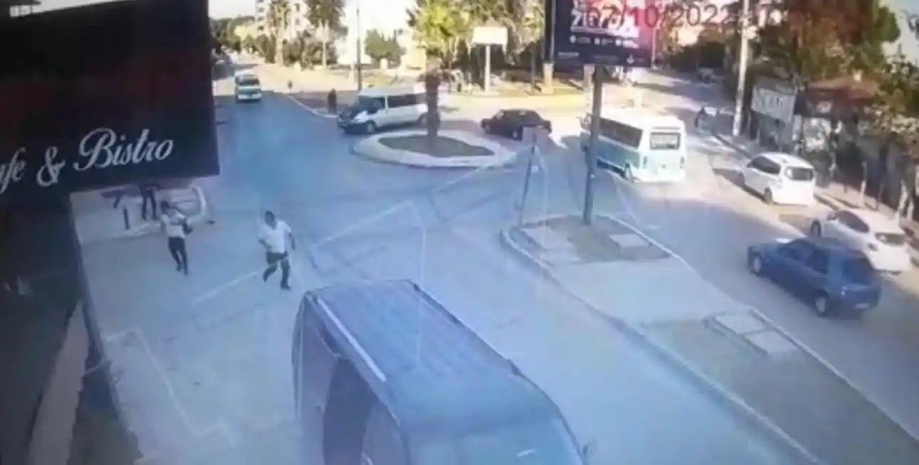 İzmir’de doktorun 3 zanlı tarafından sopalarla darp edilmesi kamerada