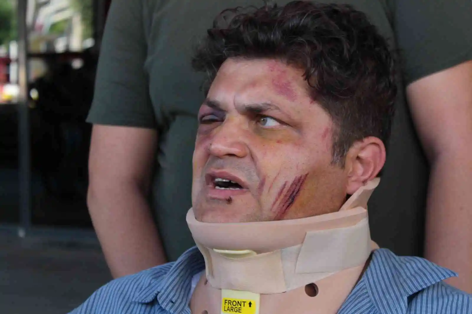 İzmir’de doktorun 3 zanlı tarafından sopalarla darp edilmesi kamerada