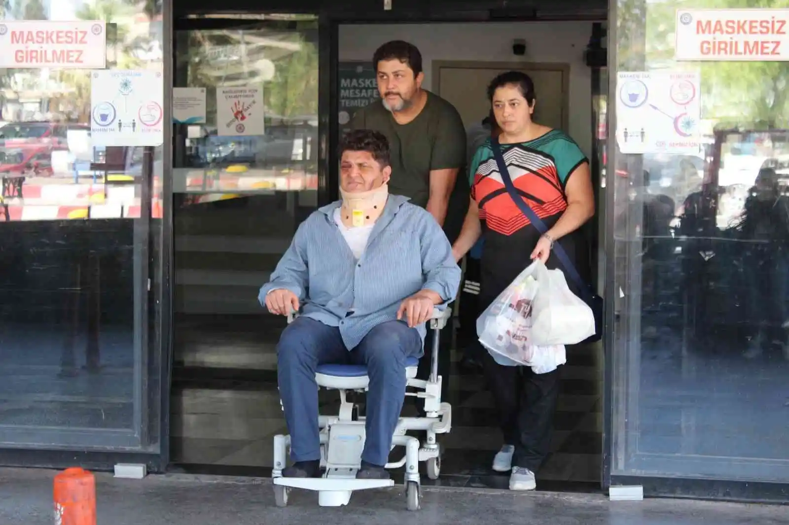 İzmir’de doktorun 3 zanlı tarafından sopalarla darp edilmesi kamerada