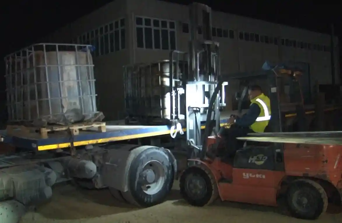 İzmir'de ele geçirilen 1 milyon litre karışımlı akaryakıt, imha edilmek üzere taşınıyor