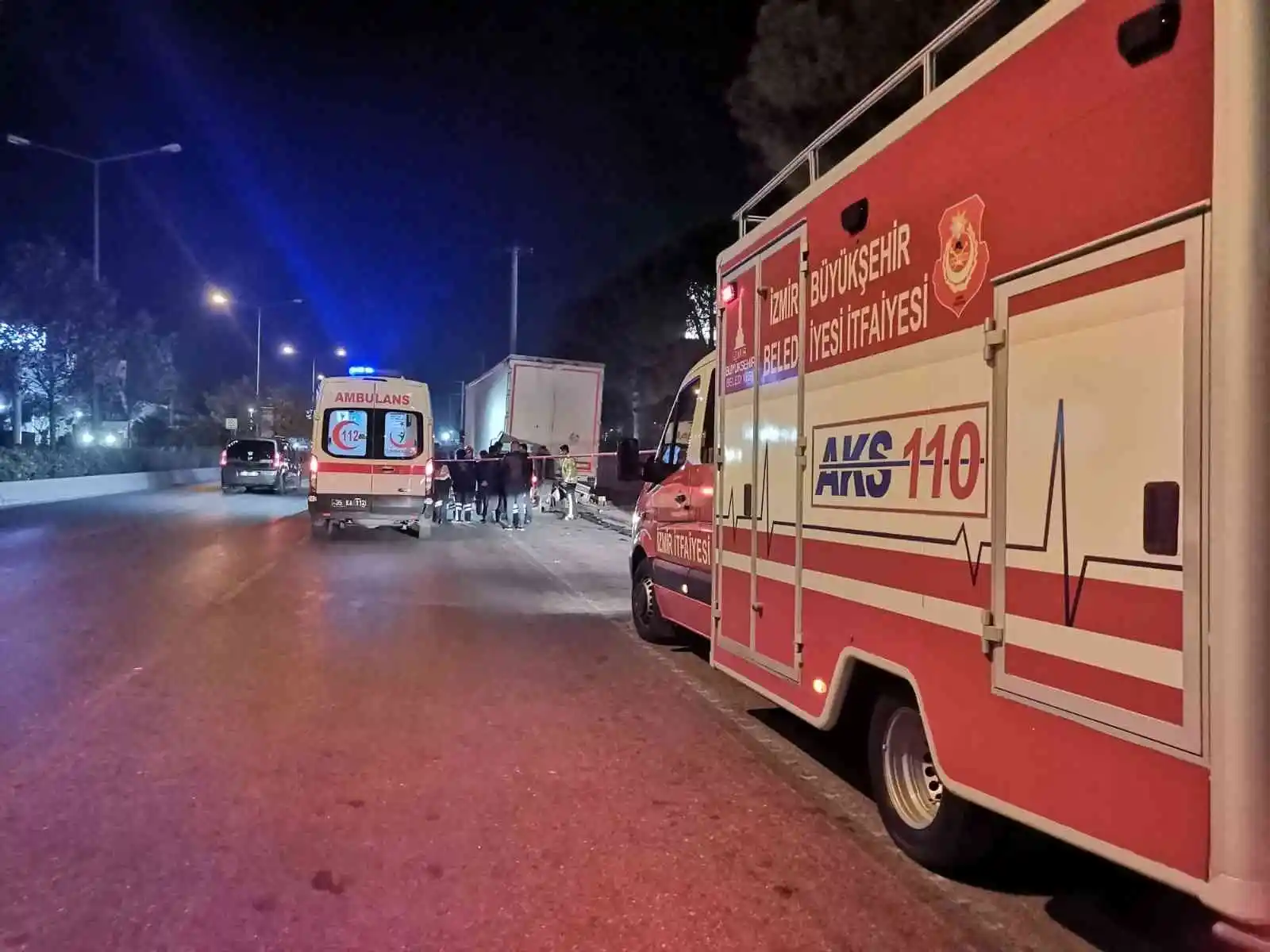 İzmir’de hafif ticari araç tıra ok gibi saplandı: 1 ölü
