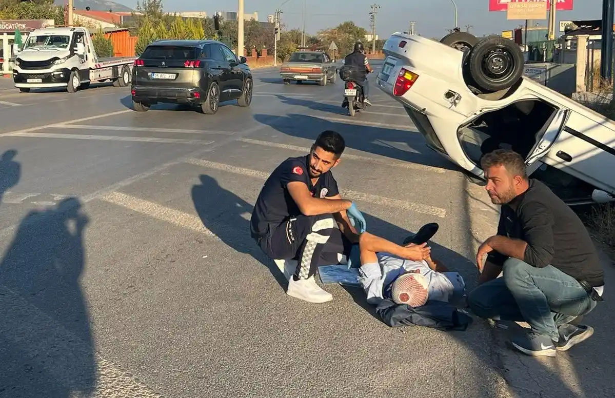 İzmir'de otomobil yol kenarını devrildi, 2 kişi yaralandı
