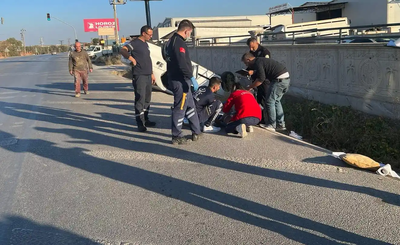İzmir’de otomobil yol kenarını devrildi, 2 kişi yaralandı
