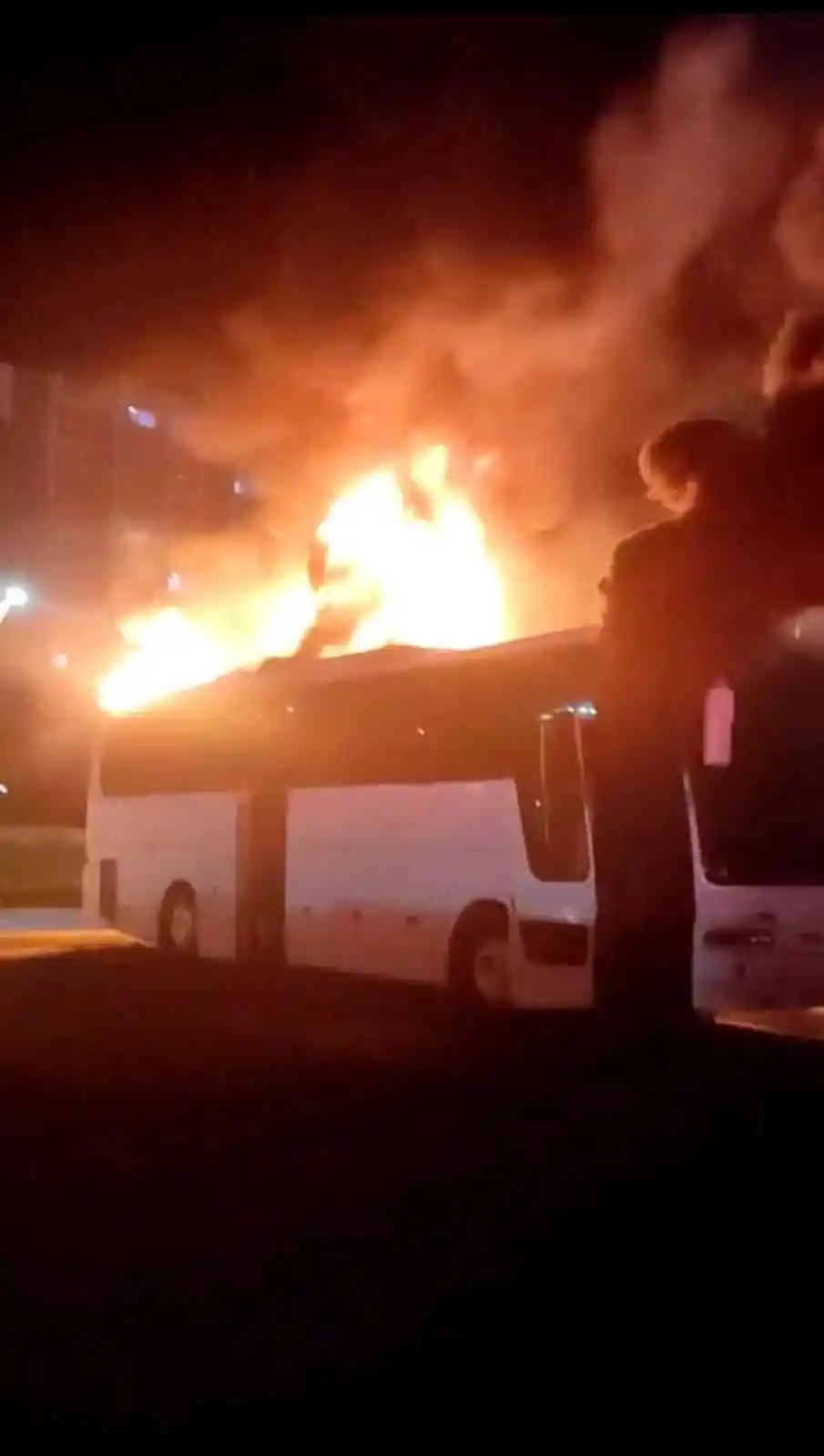 İzmir’de servis otobüsü alev alev yandı