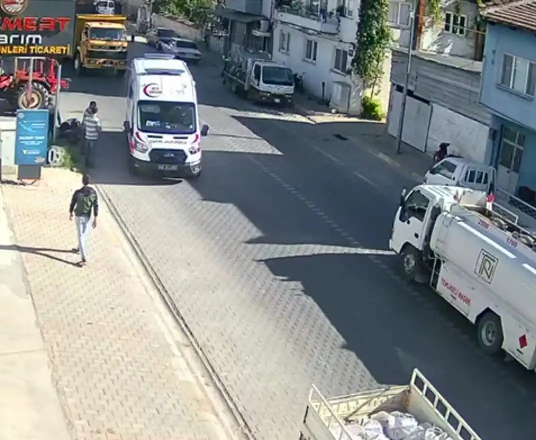 İzmir’de traktör ile motosikletin karıştığı kaza kamerada