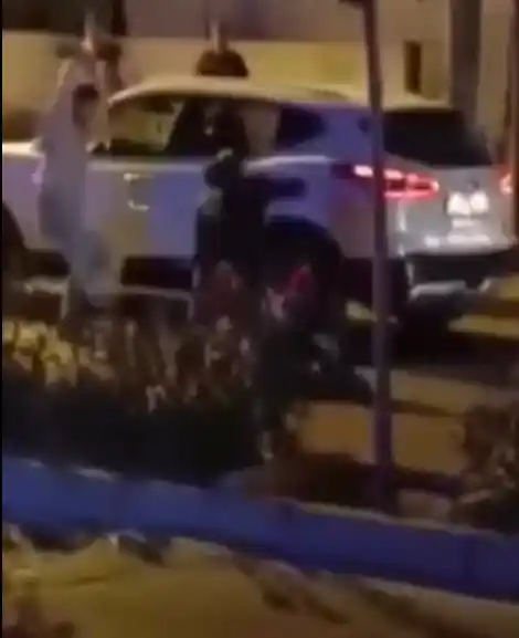 İzmir'de yol verme kavgasında dehşete düşüren görüntü: Kafasına kaldırım taşı ile böyle vurdular