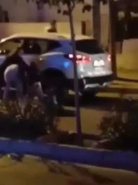 İzmir’de yol verme kavgasında dehşete düşüren görüntü: Kafasına kaldırım taşı ile böyle vurdular