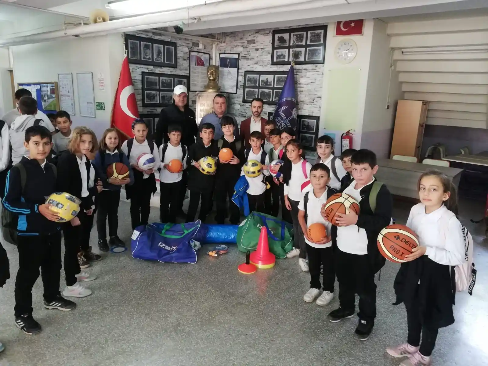İzmit Belediyesi'nden okullara spor malzemesi desteği