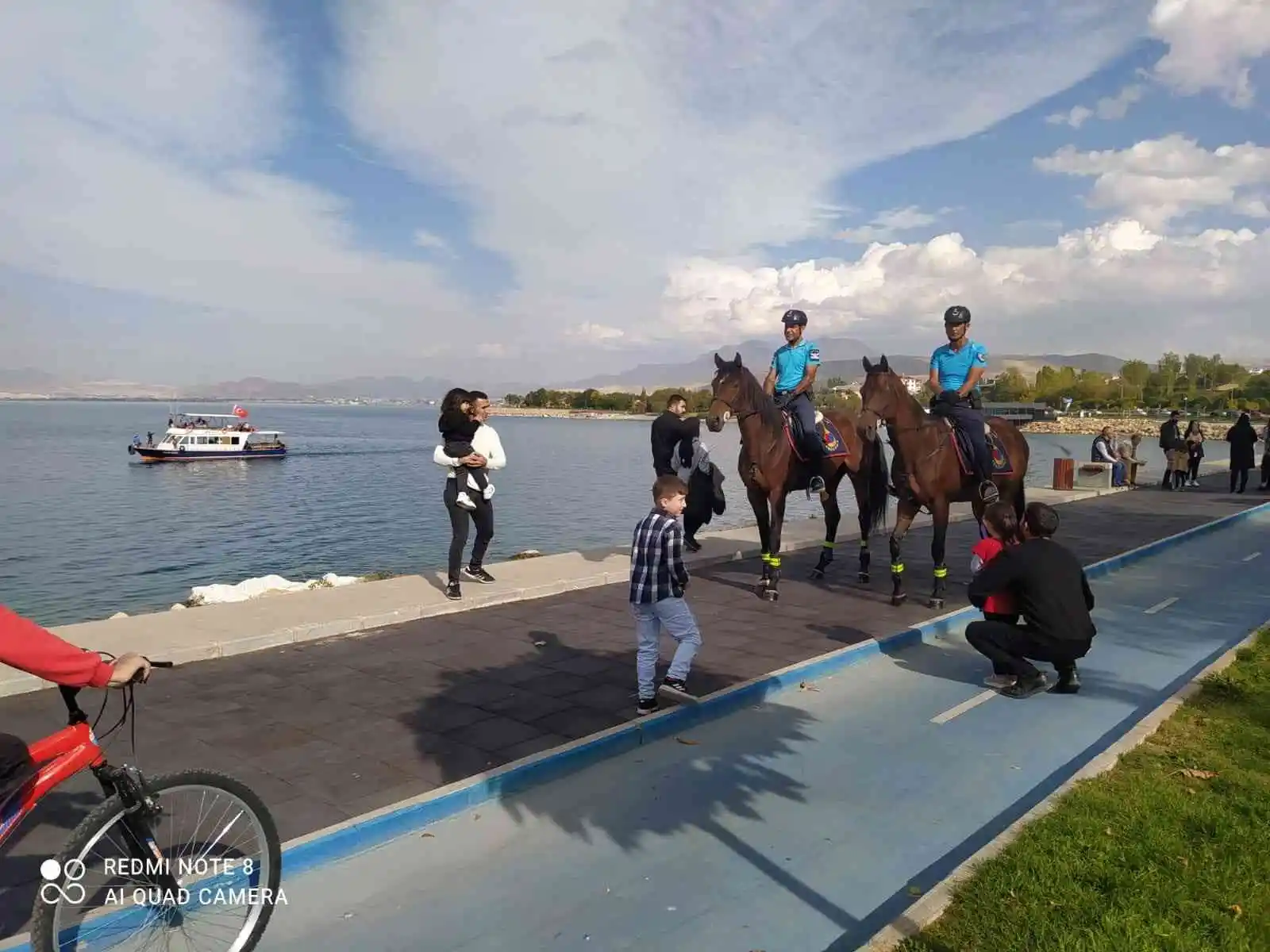 Jandarma atlı birlikler Van Gölü sahilinde
