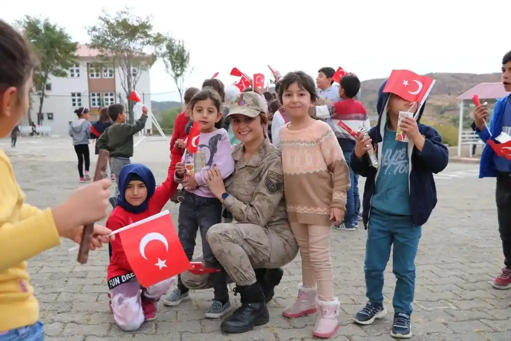 Jandarma, çocuklarla birlikte Cumhuriyet Bayramını kutladı