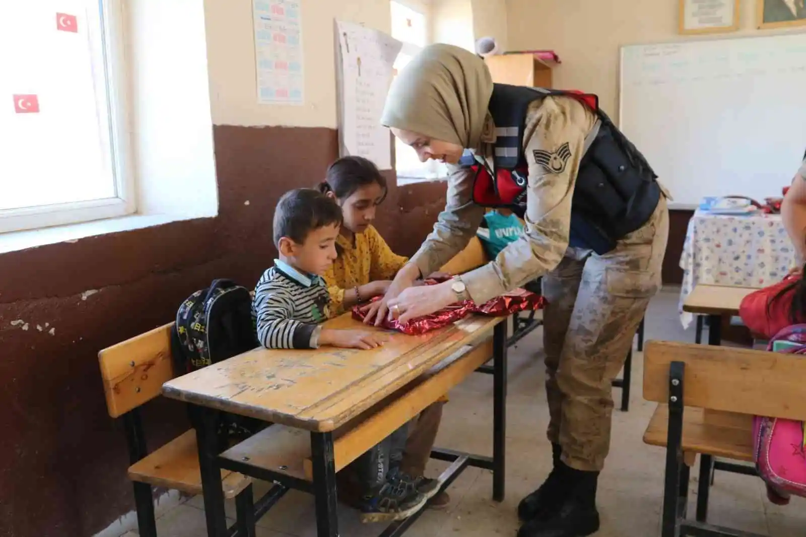 Jandarma yaşlılar ve çocukları sevindirdi
