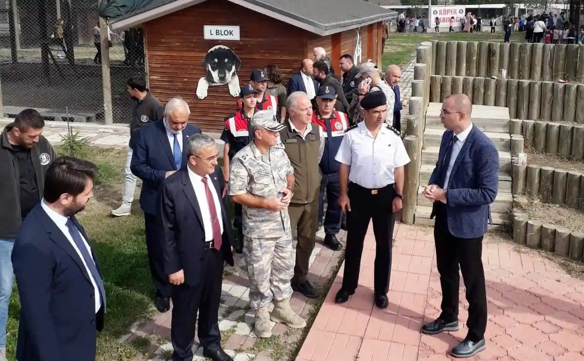 Jandarmadan Hayvanları Koruma Günü standı, “HAYDİ” Uygulaması tanıtımı