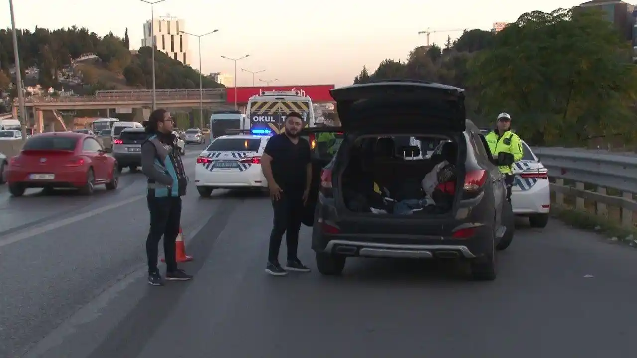 Kadıköy'de ehliyetsiz araç kullanan rap şarkıcısı denetime takıldı