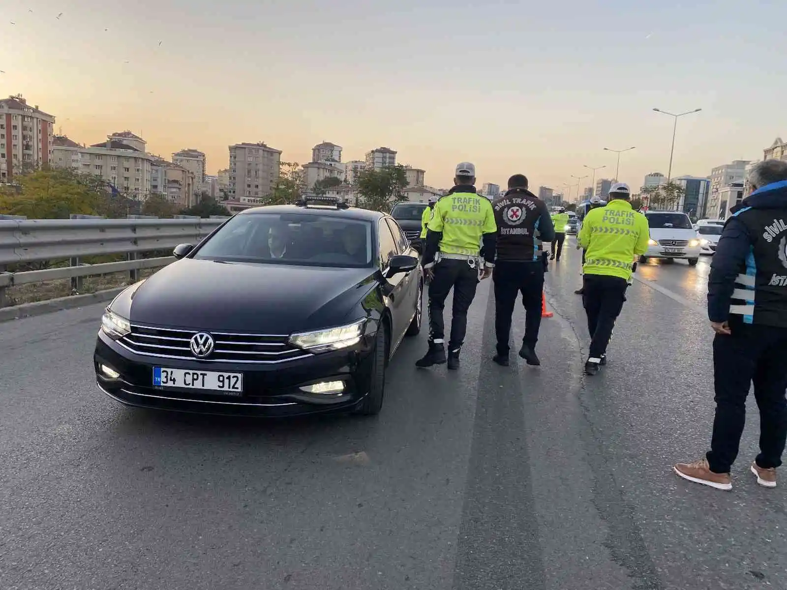 Kadıköy’de ehliyetsiz araç kullanan rap şarkıcısı denetime takıldı