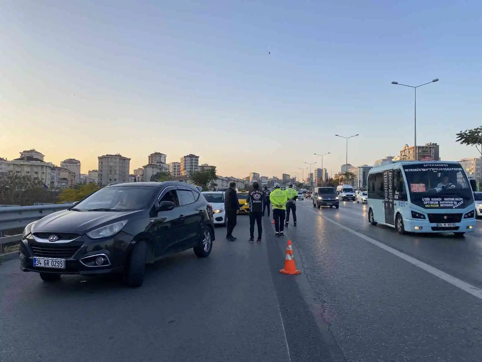 Kadıköy’de ehliyetsiz araç kullanan rap şarkıcısı denetime takıldı