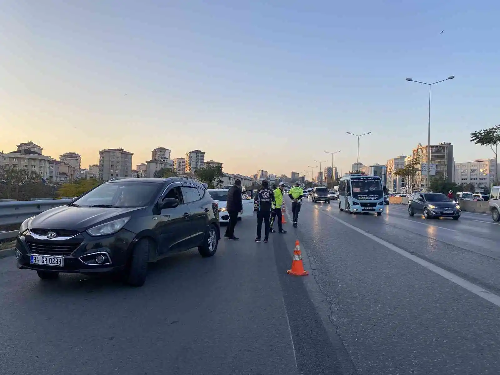 Kadıköy’de ehliyetsiz araç kullanan rap şarkıcısı denetime takıldı