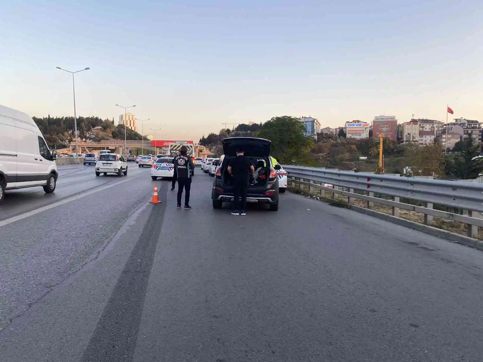 Kadıköy’de ehliyetsiz araç kullanan rap şarkıcısı denetime takıldı