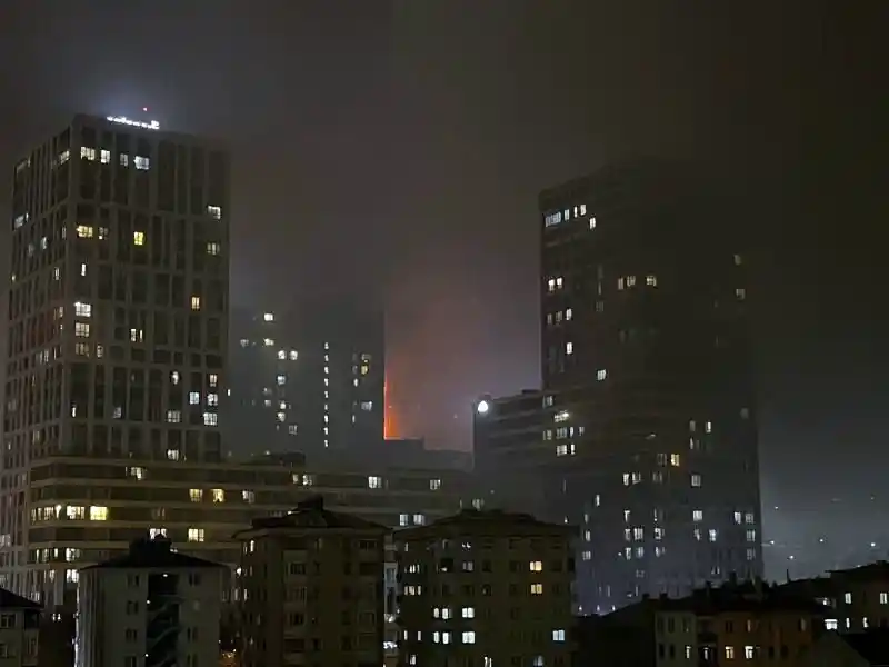 Kadıköy'de Fikirtepe Mahallesi'nde bulunan bir rezidansta yangın çıktı. Olay yerine çok sayıda itfaiye ekibi sevk edildi.