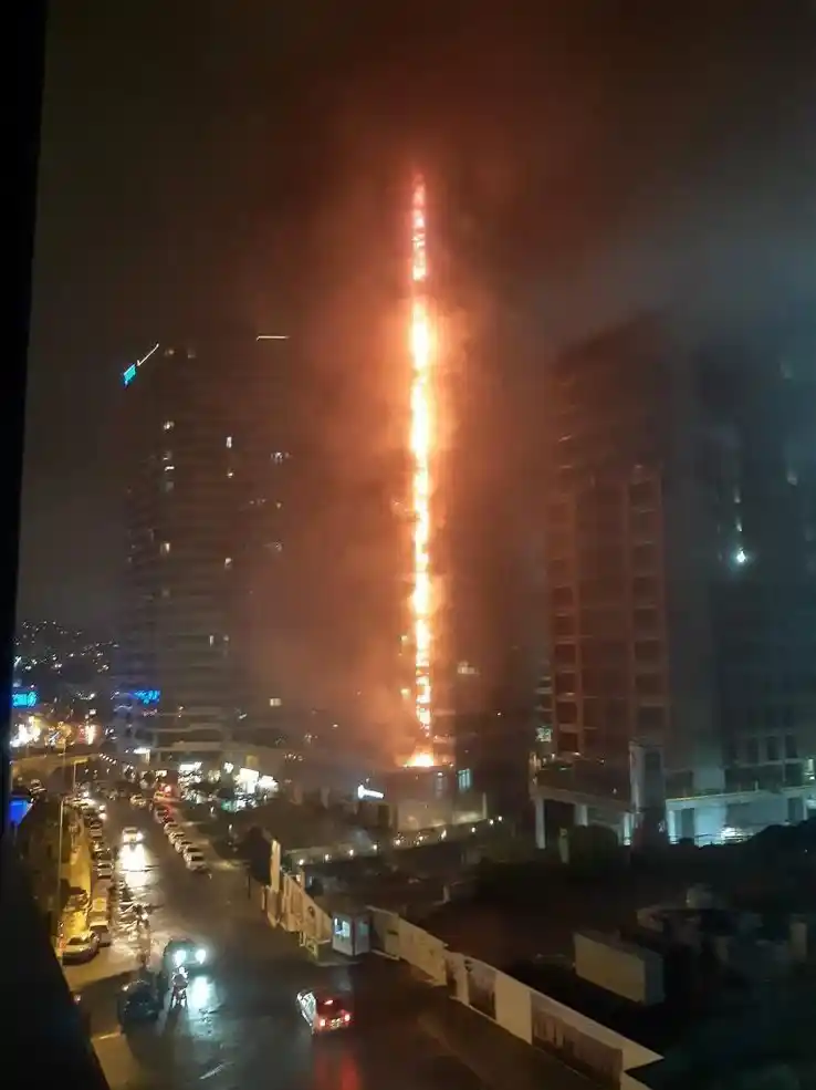Kadıköy’de Fikirtepe Mahallesi’nde bulunan bir rezidansta yangın çıktı. Olay yerine çok sayıda itfaiye ekibi sevk edildi.