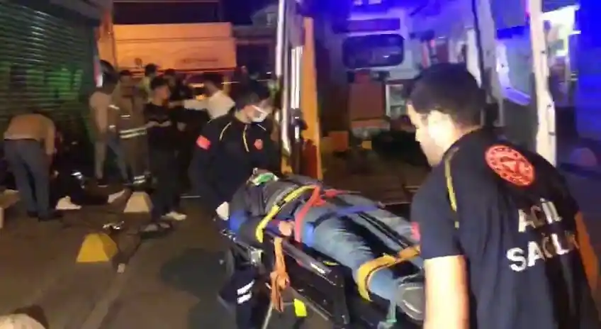 Kadıköy'de hızını alamayan otomobil takla attı: 2 yaralı