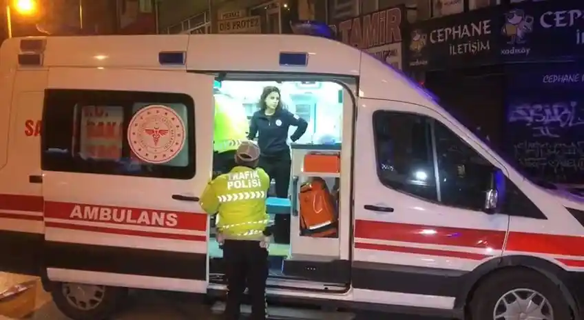 Kadıköy’de hızını alamayan otomobil takla attı: 2 yaralı