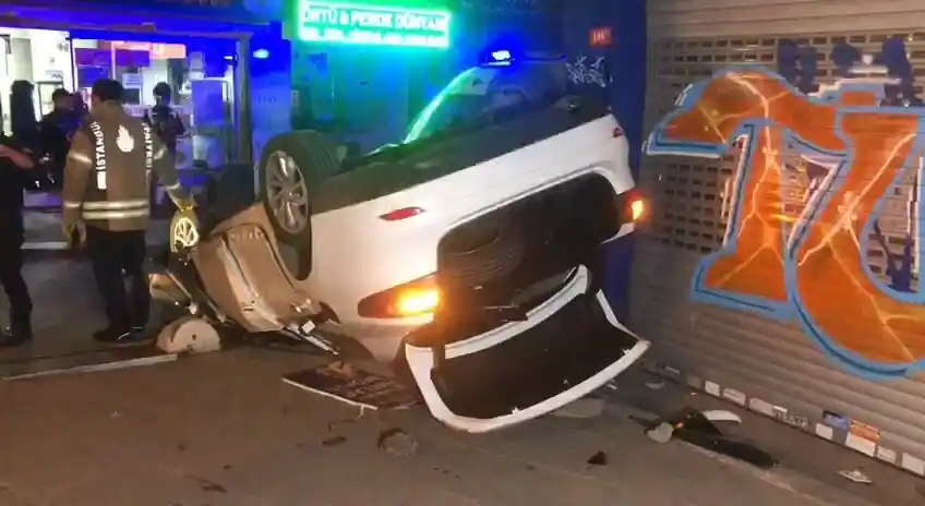Kadıköy’de hızını alamayan otomobil takla attı: 2 yaralı