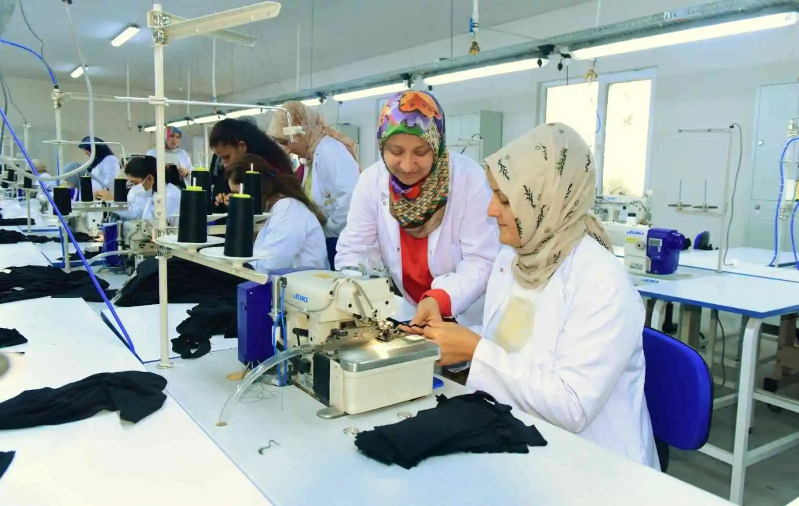 Kadınlar bu merkezde tekstilin inceliklerini öğreniyor
