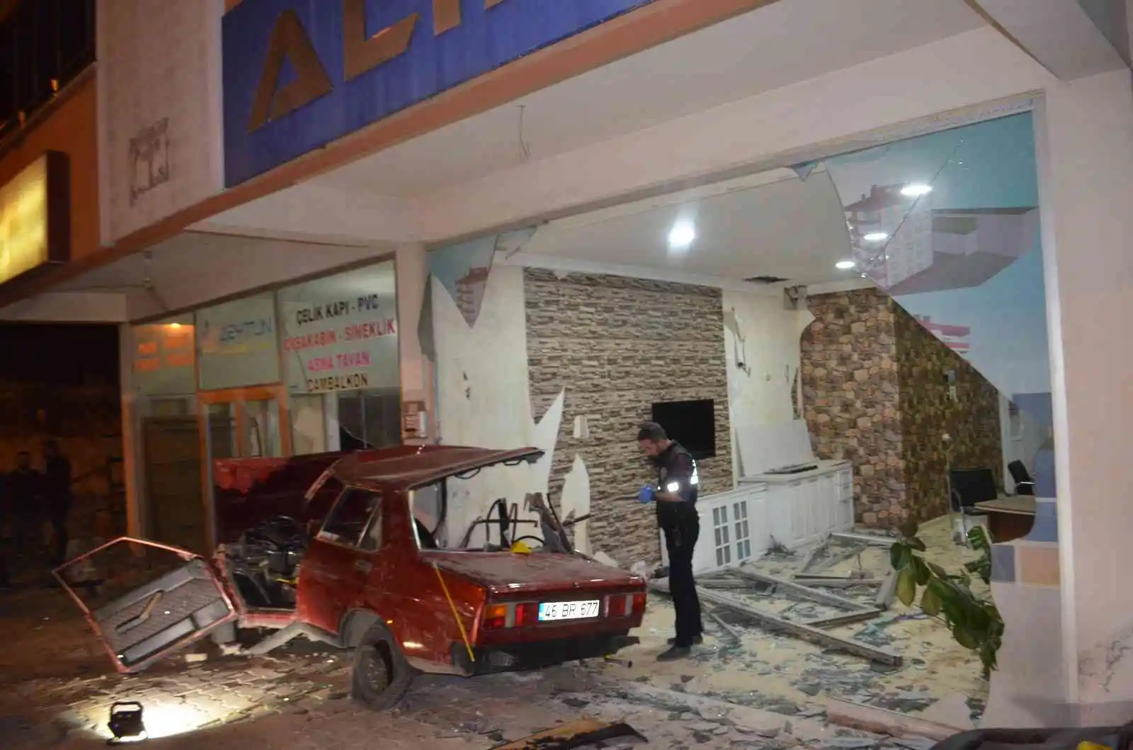 Kahramanmaraş'ta otomobil iş yerine girdi: 1 ölü, 4 yaralı