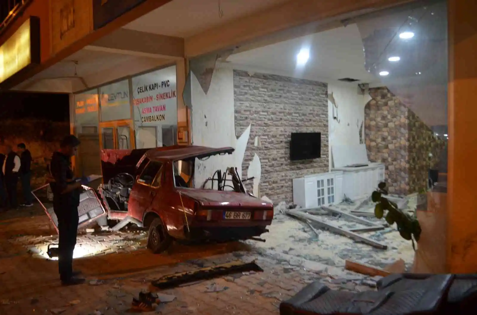 Kahramanmaraş’ta otomobil iş yerine girdi: 1 ölü, 4 yaralı