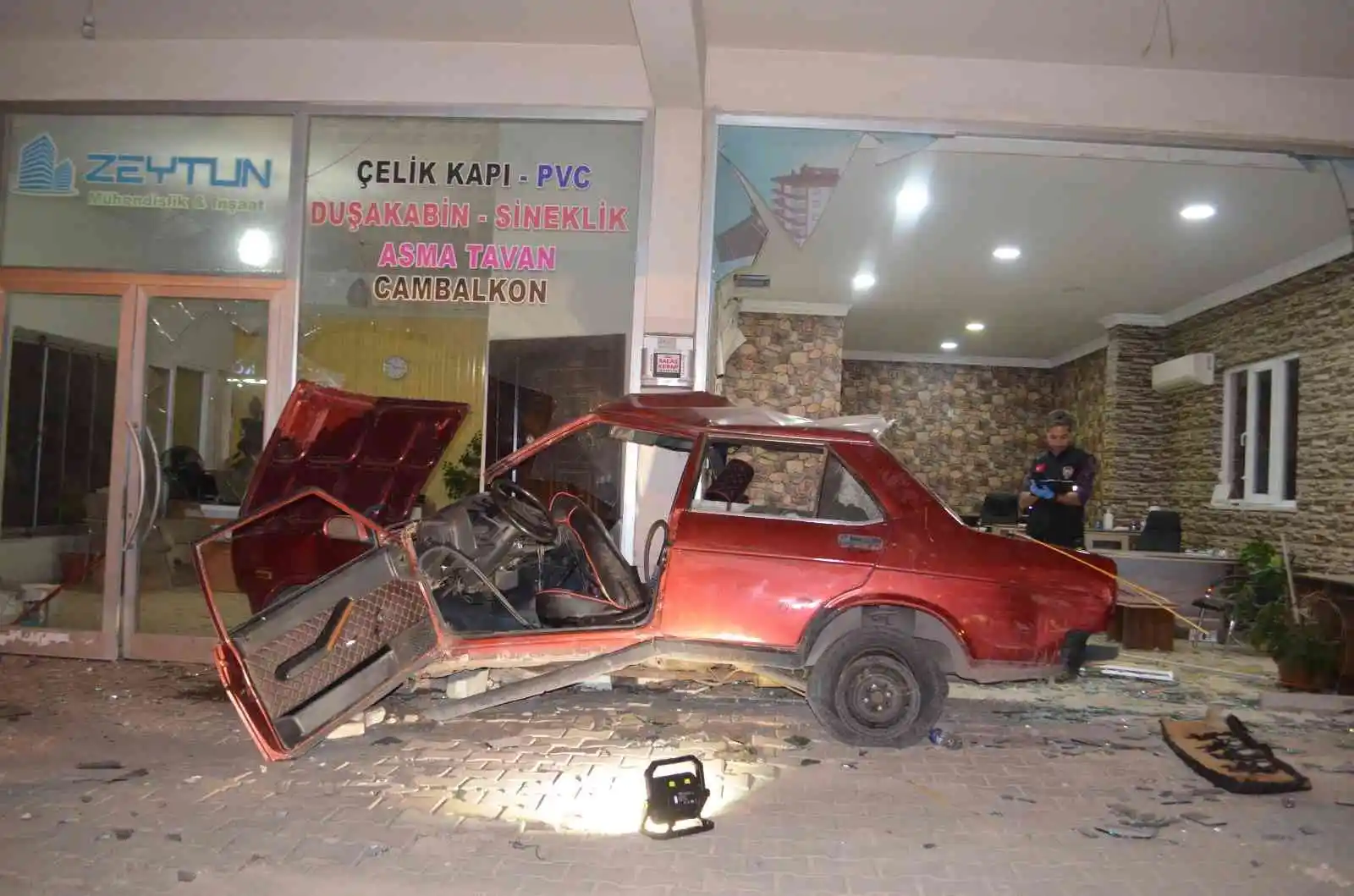 Kahramanmaraş’ta otomobil iş yerine girdi: 1 ölü, 4 yaralı